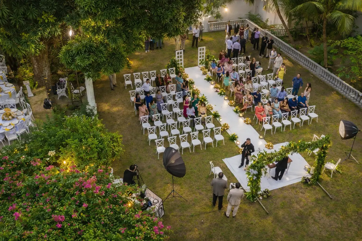 Vista aérea de cerimônia de casamento no jardim do Solar Toledo